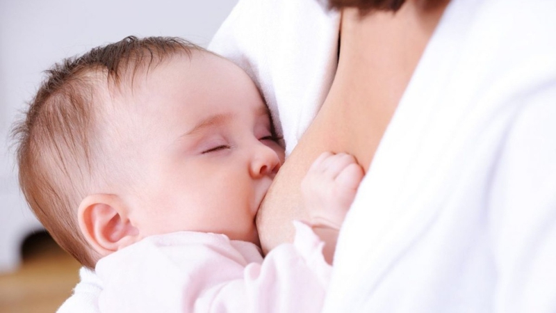 Cách giải quyết tình trạng bé đòi bú liên tục không chịu ngủ cho ba mẹ 1