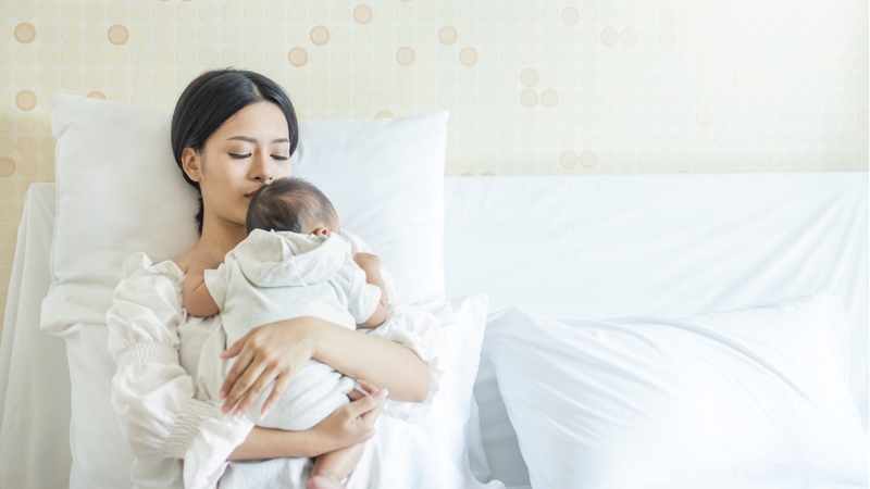 Cách giải quyết tình trạng bé đòi bú liên tục không chịu ngủ cho ba mẹ 4