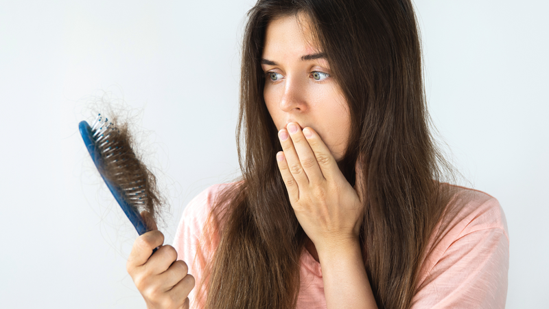 Cách khắc phục rụng tóc ở nữ giới: Nguyên nhân và giải pháp hiệu quả, an toàn 1
