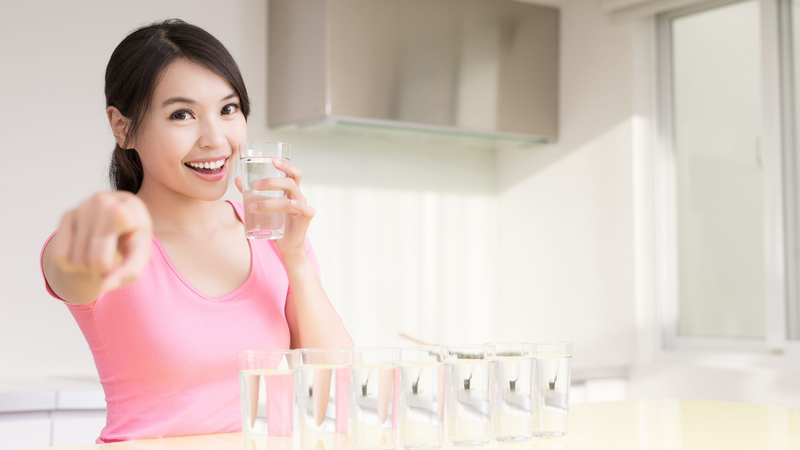 Uống đủ nước mỗi ngày để cũng cấp đủ chất cho da đủ độ ẩm