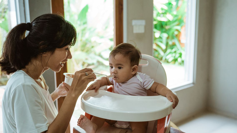 Hướng dẫn cách tập cho bé ngồi ghế ăn dặm hiệu quả 1