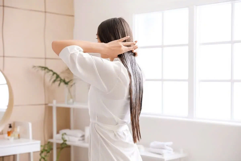 Cách ủ tóc bằng dầu dừa trước khi gội đầu 1