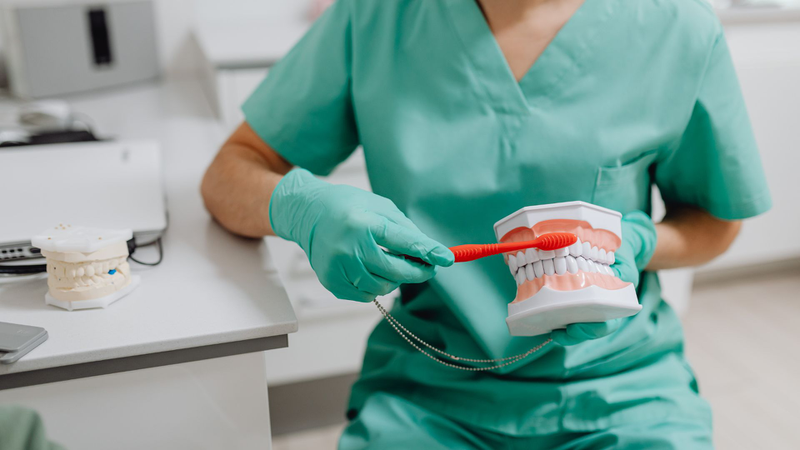 Cách vệ sinh cầu răng sứ đúng chuẩn y khoa 3