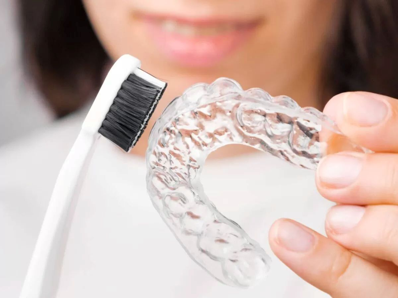 Sử dụng bàn chải lông mềm và nước mát là cách vệ sinh hàm duy trì trong suốt đúng cách