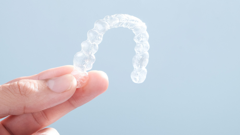 Tái khám định kỳ giúp nha sĩ kịp thời đánh giá và quyết định tiếp tục dùng khay cũ hoặc thay khay mới