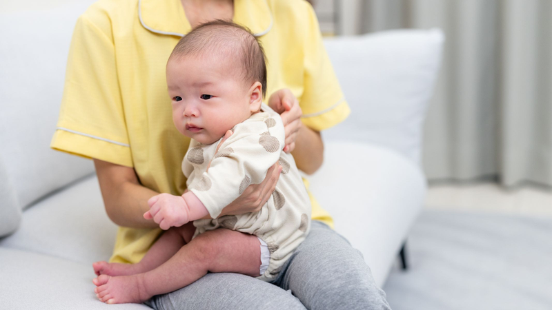 Cách vỗ ợ hơi cho trẻ sơ sinh dưới 1 tháng tuổi 3