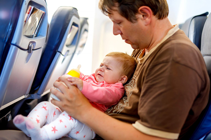 Cha mẹ cần chuẩn bị những gì khi trẻ sơ sinh đi máy bay? 4