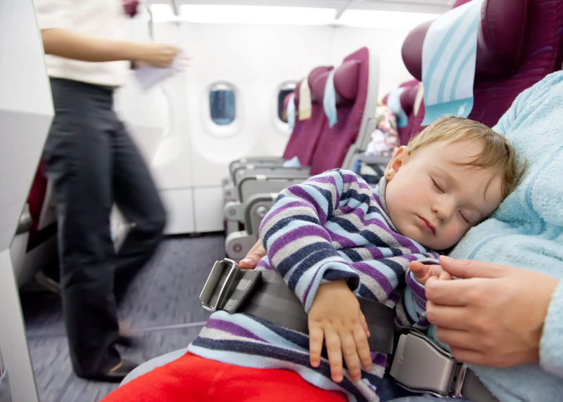 Cha mẹ cần chuẩn bị những gì khi trẻ sơ sinh đi máy bay? 2