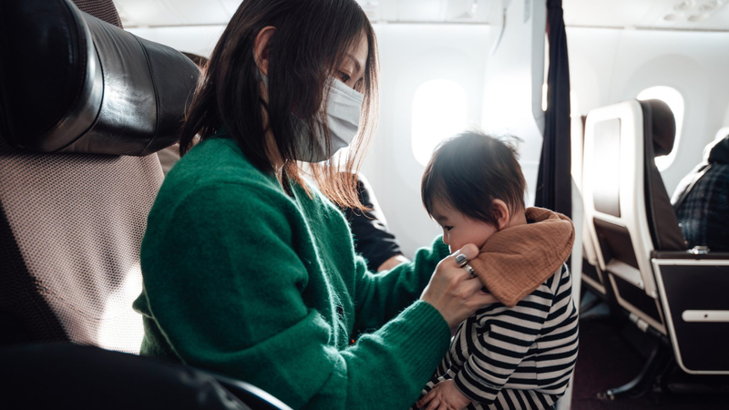 Cha mẹ cần chuẩn bị những gì khi trẻ sơ sinh đi máy bay? 1