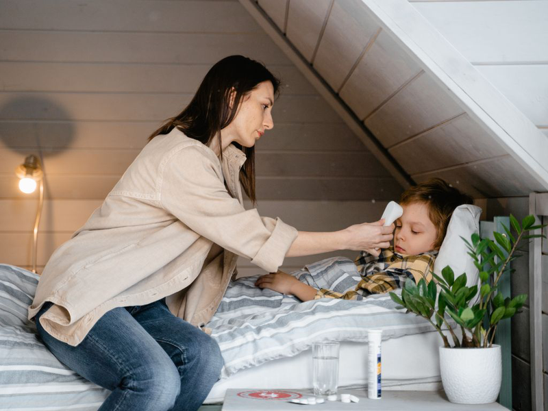Chăm sóc trẻ bị sốt đúng cách tại nhà và những lưu ý cần biết 2