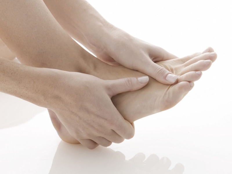 Chân bị sưng đau nhức ở vùng mu bàn chân là bệnh gì? Cách giảm đau nhanh 1
