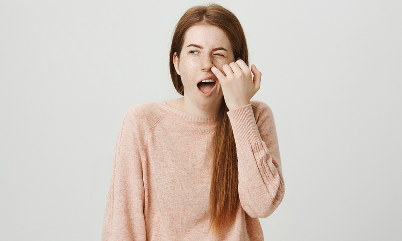 Thói quen ngoáy mũi là một trong những nguyên nhân gây chảy máu mũi một bên