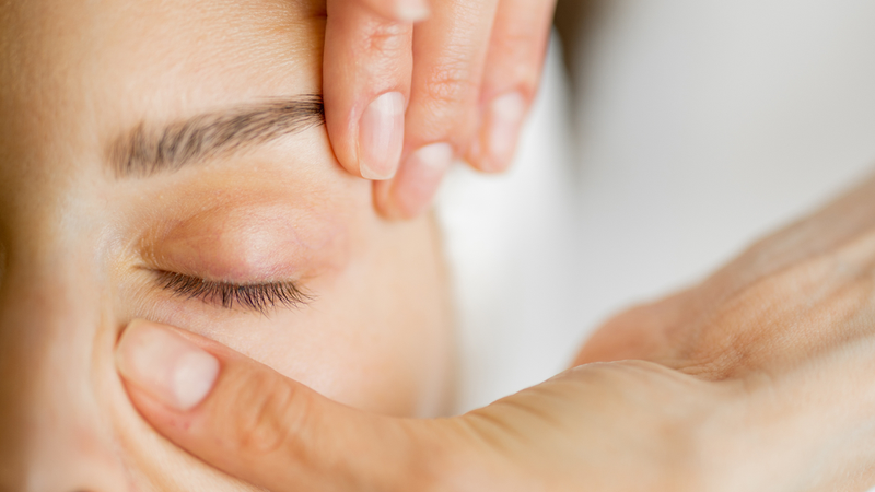 Chỉ 30 giây massage mắt có thể giảm quầng thâm nhanh chóng 1