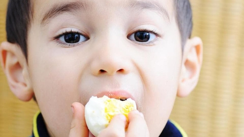 Cho trẻ ăn trứng gà trước khi tiêm cúm: Lợi ích và lưu ý cho ba mẹ 2