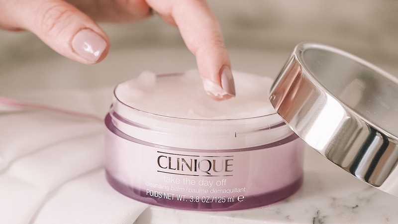 Sáp tẩy trang là một dạng cleanser có kết cấu đặc