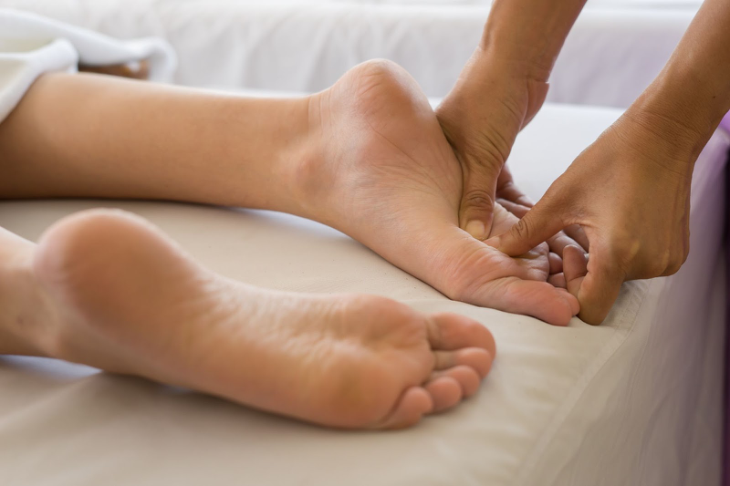 Cách massage lòng bàn chân hiệu quả 1