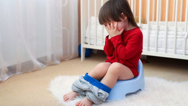 Có nên cho bé uống thuốc nhuận tràng? Chuyên gia cảnh báo 4 sai lầm cha mẹ dễ mắc phải 3