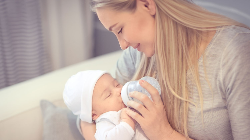 Có nên cho trẻ sơ sinh bú bình không có sữa không? Câu trả lời là không