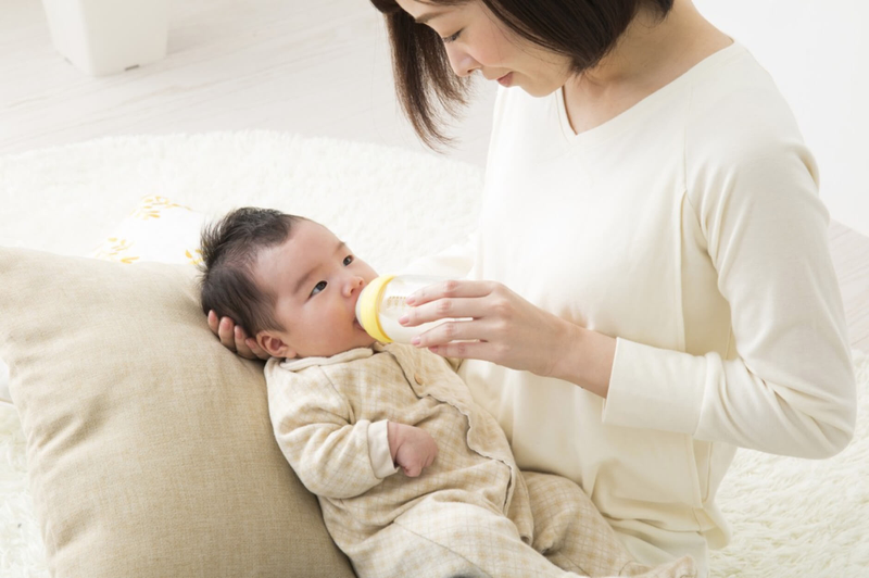 Có nên cho trẻ uống sữa khi đang ngủ không? Cách cho trẻ bú an toàn 3