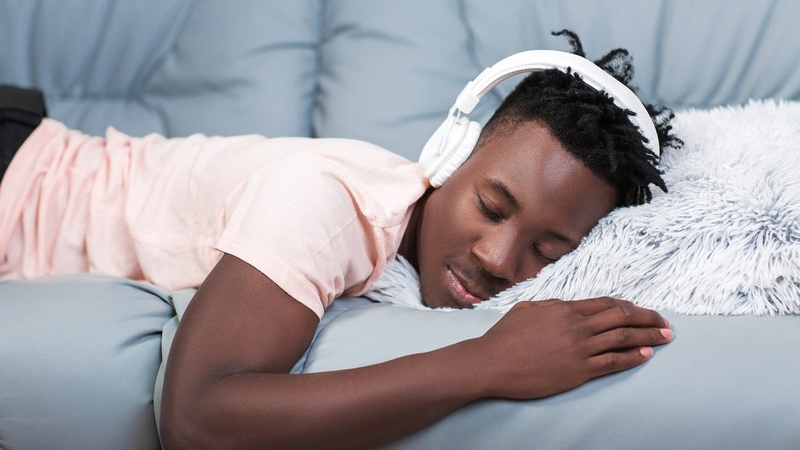 Có nên nghe nhạc khi ngủ không? Lợi ích và tác hại của thói quen này 2