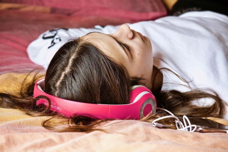 Có nên nghe nhạc khi ngủ không? Lợi ích và tác hại của thói quen này 3