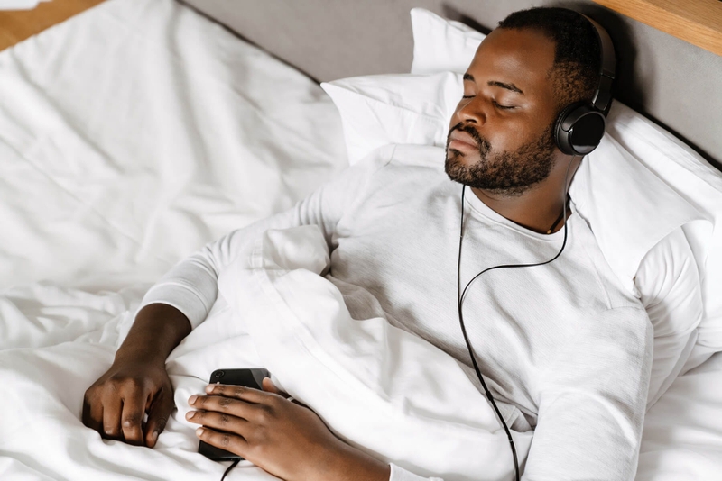 Có nên nghe nhạc khi ngủ không? Lợi ích và tác hại của thói quen này 4