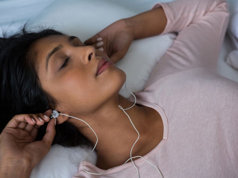 Có nên nghe nhạc khi ngủ không? Lợi ích và tác hại của thói quen này 1