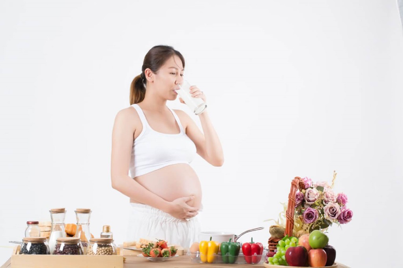 Có nên uống sữa bầu trong 3 tháng đầu không? Lưu ý khi uống sữa cho thai phụ 3