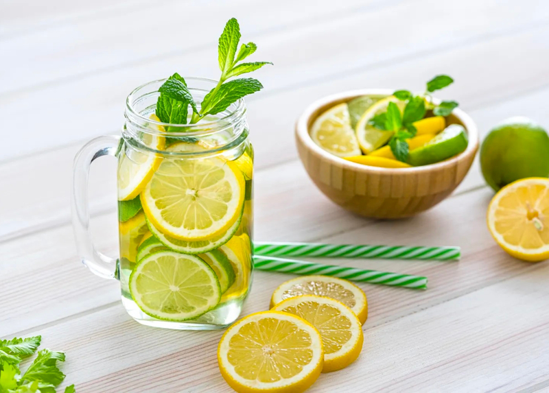Uống một ly nước chanh ấm vào buổi sáng tốt cho quá trình tiêu hóa, làm sạch ruột và giúp thải độc cơ thể