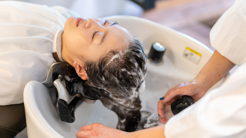 Bạn nên xả kỹ lượng dầu gội trên da đầu để hạn chế tình trạng tóc khô rít