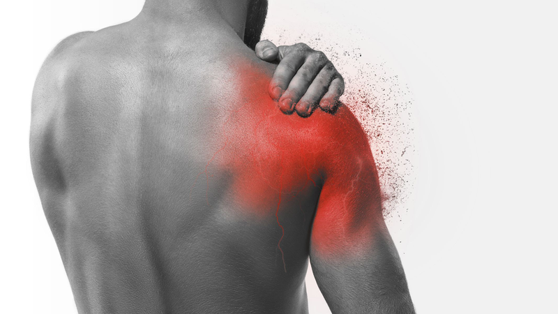 Đau dữ dội và mất khả năng cử động vai là dấu hiệu trật khớp vai điển hình