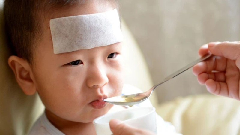 Dấu hiệu trở nặng của tay chân miệng ở trẻ và cách chăm sóc đúng cách để phòng biến chứng 3