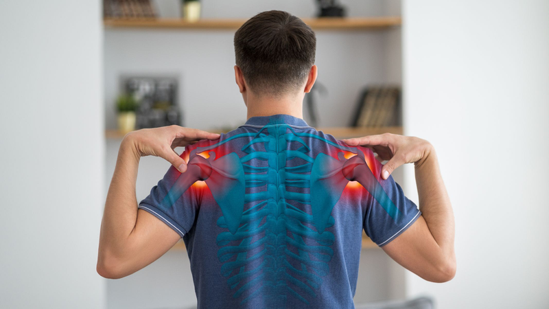 Các động tác đưa vai ra trước, sau, lên trên hoặc tập với dây đàn hồi giúp cải thiện tầm vận động, hạn chế dính khớp