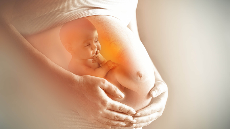 Tình trạng thiểu dưỡng hoặc ít nước ối, khiến cơ tử cung hoặc dây rốn chèn ép lên bàn chân của thai nhi