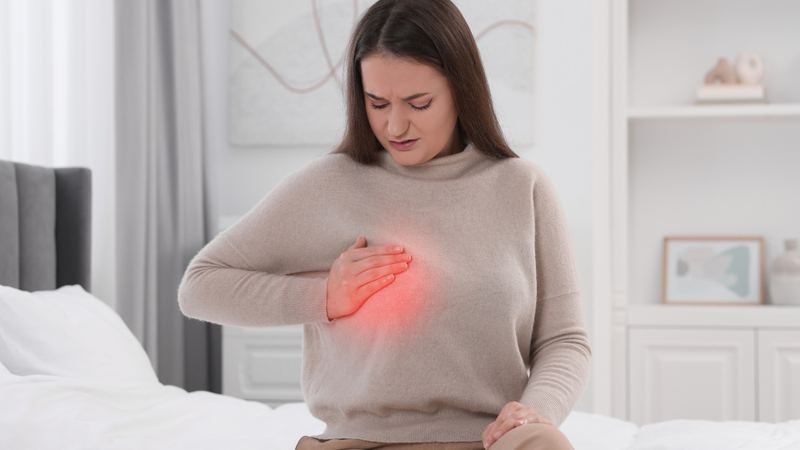 Đau ngực bất thường có thể là dấu hiệu ung thư ở phụ nữ