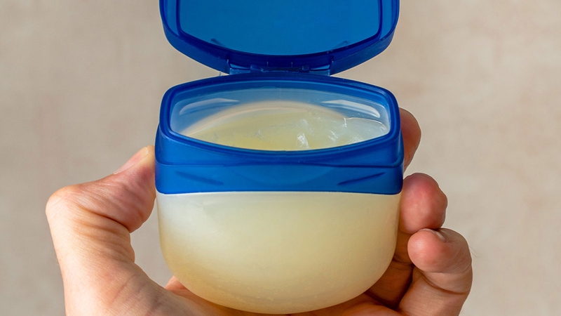 Dùng vaseline làm kem lót được không? Một vài lưu ý khi sử dụng 2