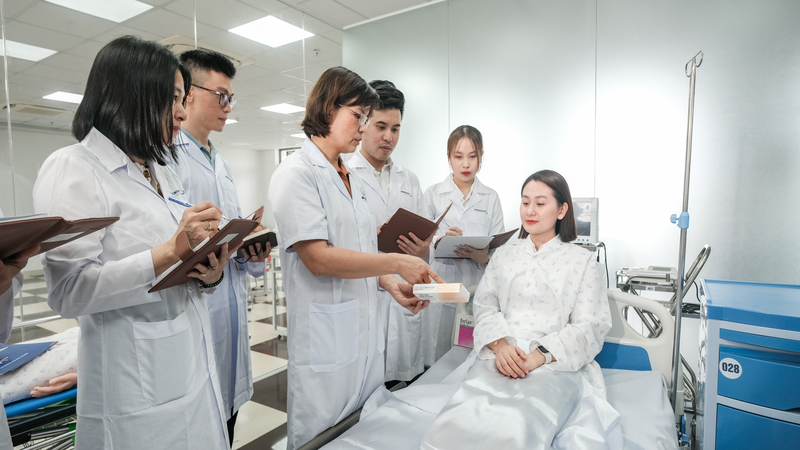 Dược sĩ lâm sàng cùng bác sĩ đi buồng bệnh