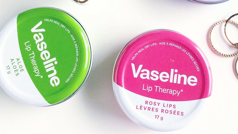 Dưỡng môi bằng vaseline có được không? 1