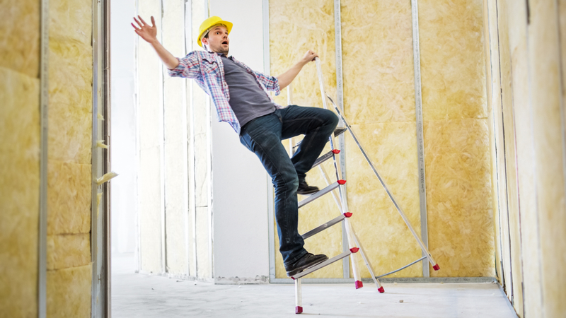 Tai nạn lao động hoặc té ngã là một trong những nguyên nhân gây gãy xương sườn phổ biến