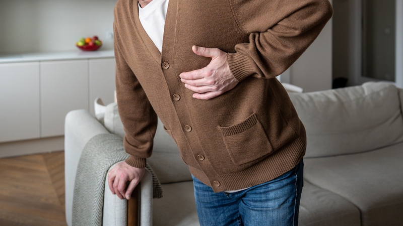 Đau vùng ngực là dấu hiệu điển hình và xuất hiện sớm nhất