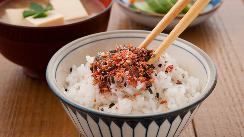 Gia vị rắc cơm Nhật thường được sử dụng bằng cách rắc trực tiếp lên cơm trắng, làm tăng hương vị và màu sắc cho món ăn