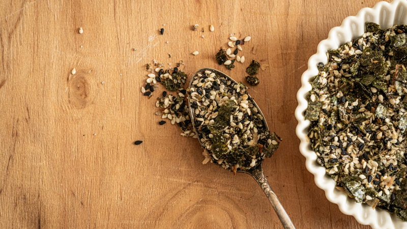 Khi chọn gia vị rắc cơm cho bé, nên ưu tiên các loại có hàm lượng muối thấp, không chất bảo quản, không chất tạo màu nhân tạo