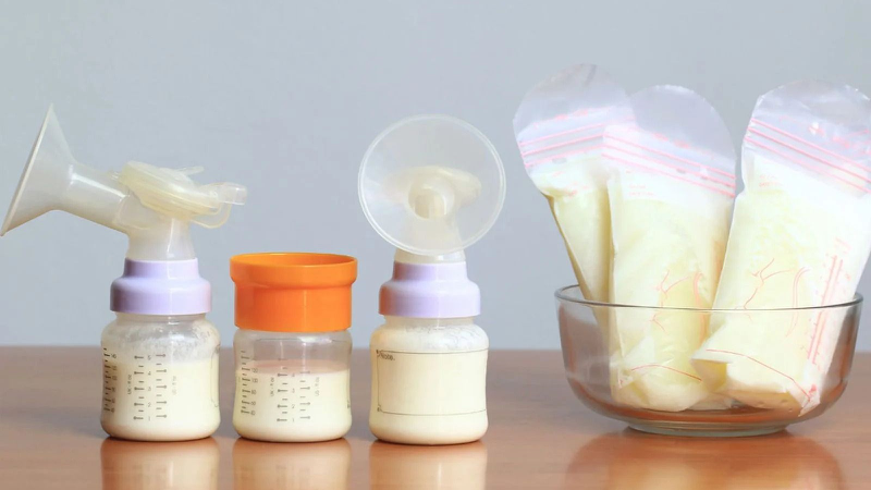 Giải đáp: Sữa mẹ bé bú còn dư để được bao lâu 1