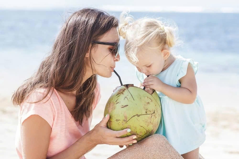 Giải đáp thắc mắc: Trẻ bị tay chân miệng uống nước dừa được không? 1
