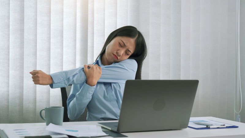 5 Bài tập giãn cơ tay dễ tập, giúp giảm đau, giảm căng cơ hiệu quả 2
