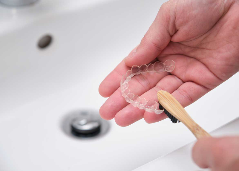 Hàm Duy Trì Trong Suốt Bị Nứt Do Đâu? Xử Lý Như Thế Nào? Vệ Sinh Hàm Duy Trì Sai Cách Khiến Hàm Dễ Nứt Vỡ