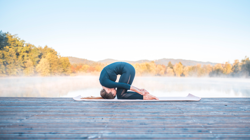 Động tác con thỏ Sasangasana giúp kéo giãn cơ thể