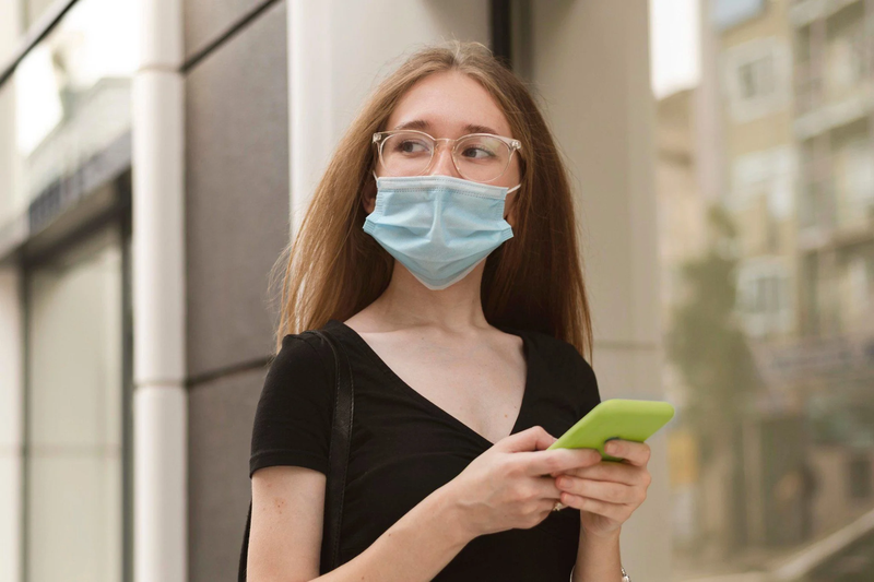 Hướng dẫn cách đeo khẩu trang không bị mờ kính 3