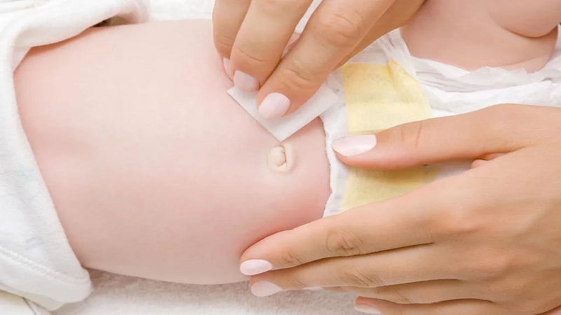 Hướng dẫn cách vệ sinh rốn cho bé 4 tháng không phải cha mẹ nào cũng biết 1