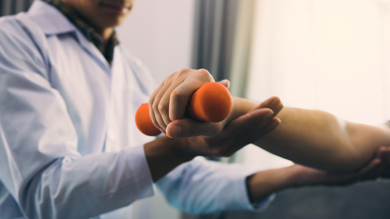 Hướng dẫn tập phục hồi chức năng khủyu tay tại nhà hiệu quả và an toàn 3